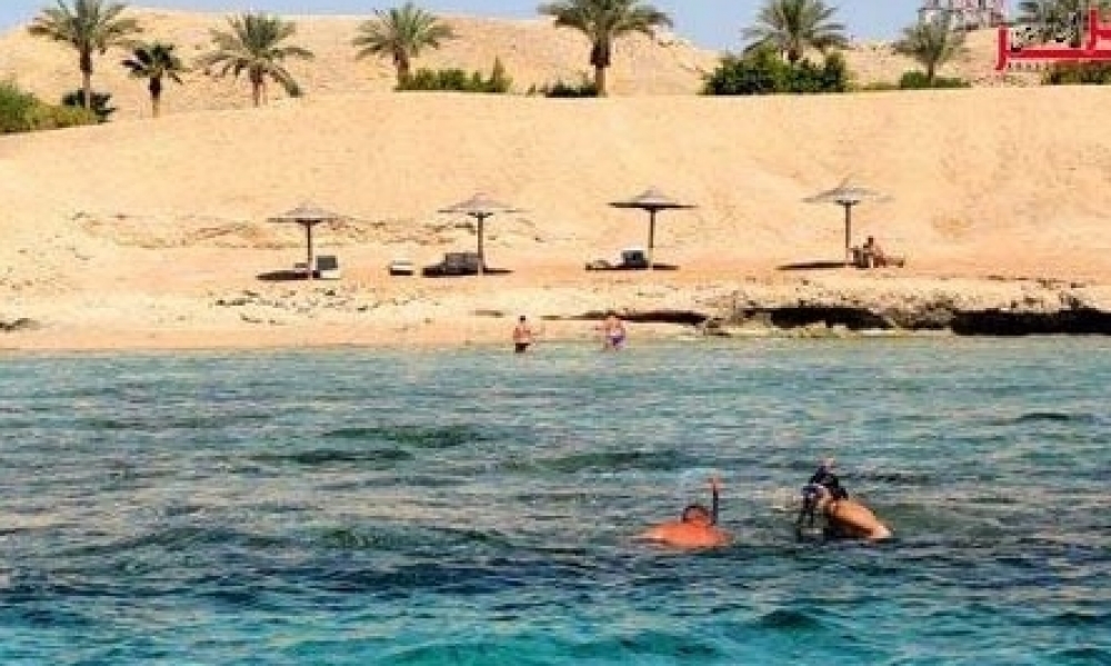بعد استعادة جزيرة “تيران” من مصر: السعوديون يطالبون بتطبيق الشريعة في الجزيرة بسبب صور لسياح بملابس الصيف
