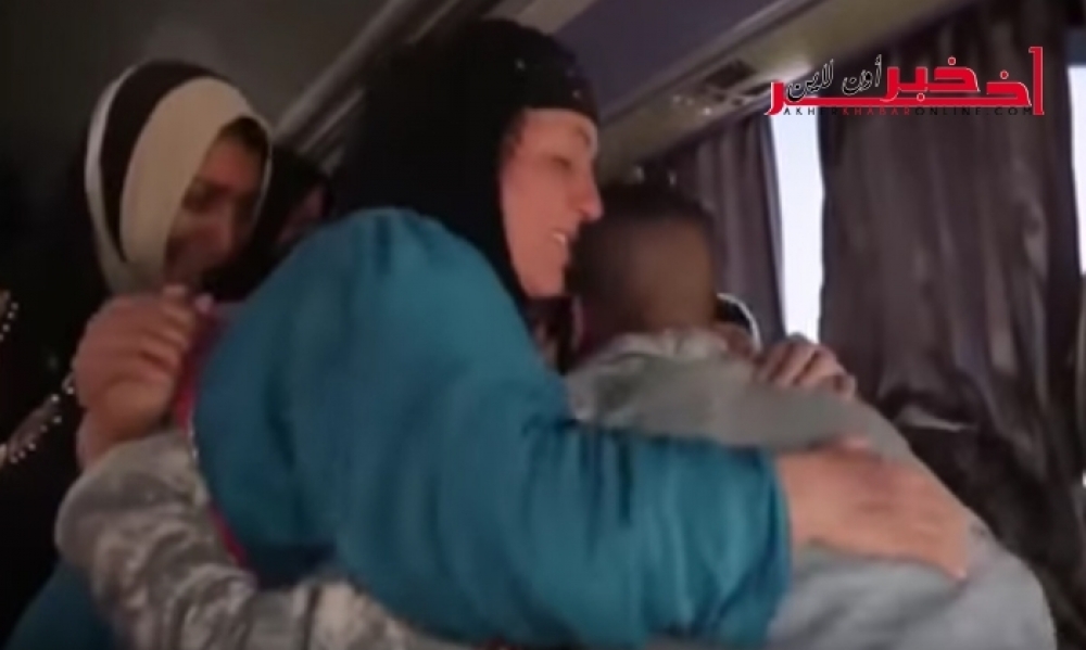 بالفيديو/ شاهد أين وجد هذا الجندي العراقي والدته بعد هروبها من داعش