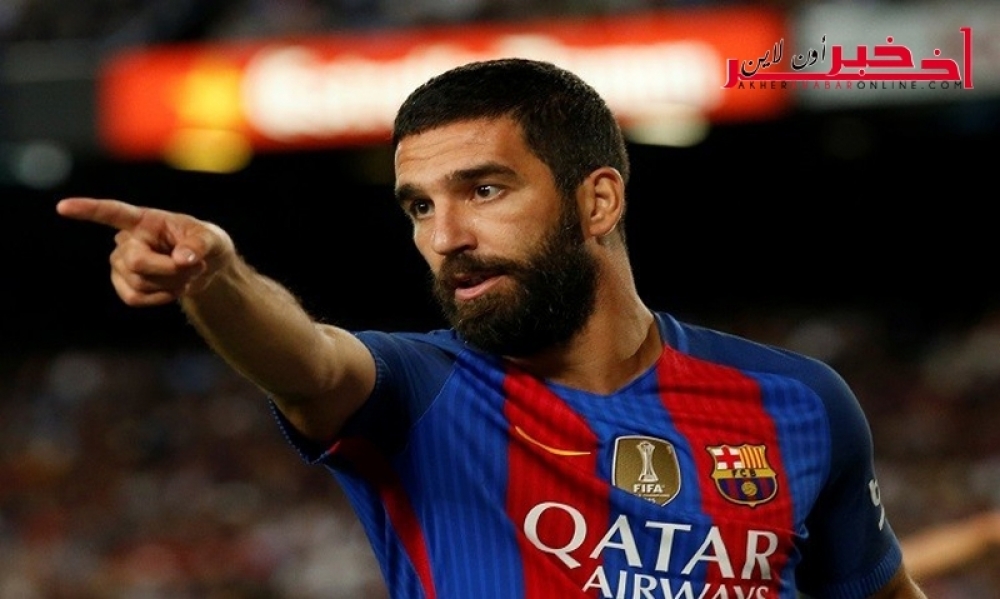 لاعب برشلونة  أردا توران يعتدي على أحد الصحفيين على متن طائرة