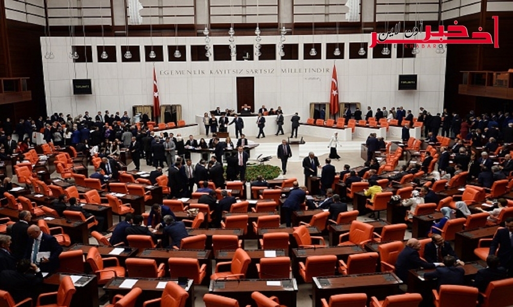  تركيا :  نواب حزب " الشعب الجمهوري" المعارض يبدؤون  اعتصامًا داخل البرلمان التركي