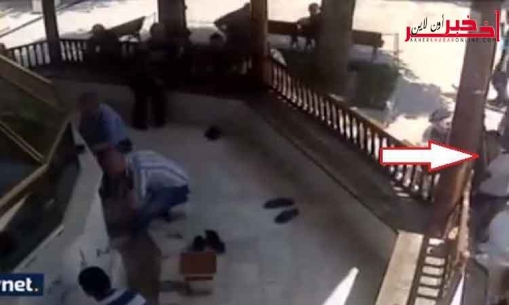  بالفيديو / جريمة صادمة .. مواطن تركي يقتل شقيق زوجته  في احد المساجد بدم بارد