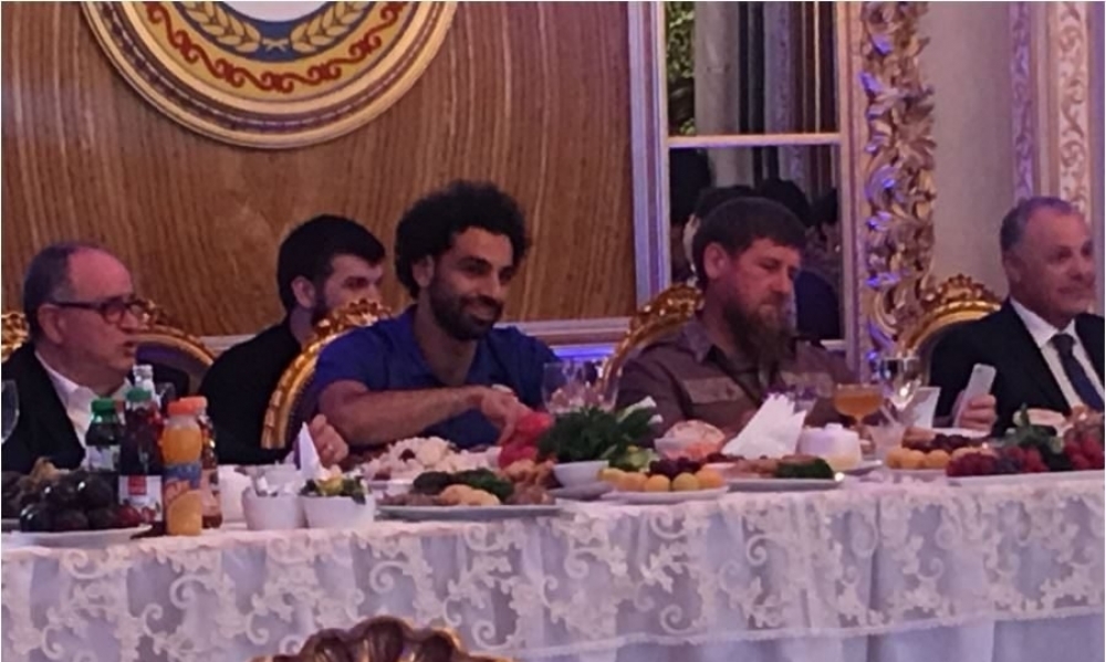 بالصور.. الرئيس الشيشاني يُقيم مأدبة عشاء للفراعنة ويمنح “صلاح” الجنسية الشيشانية