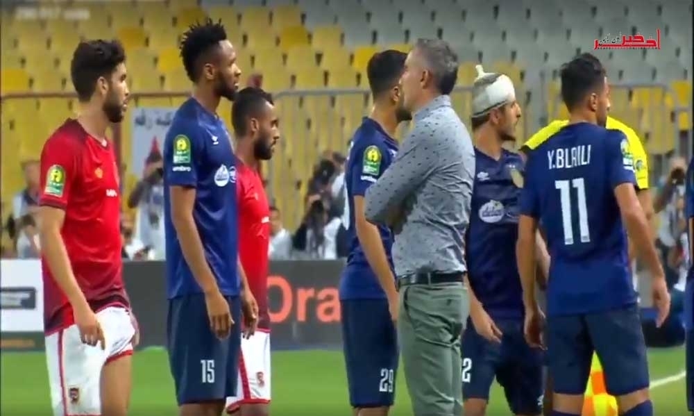 هل تلقى المغربي أزارو تعليمات من مدربه كارتيرون لتمزيق قميصه في لقاء الترجي ؟ (فيديو جديد)