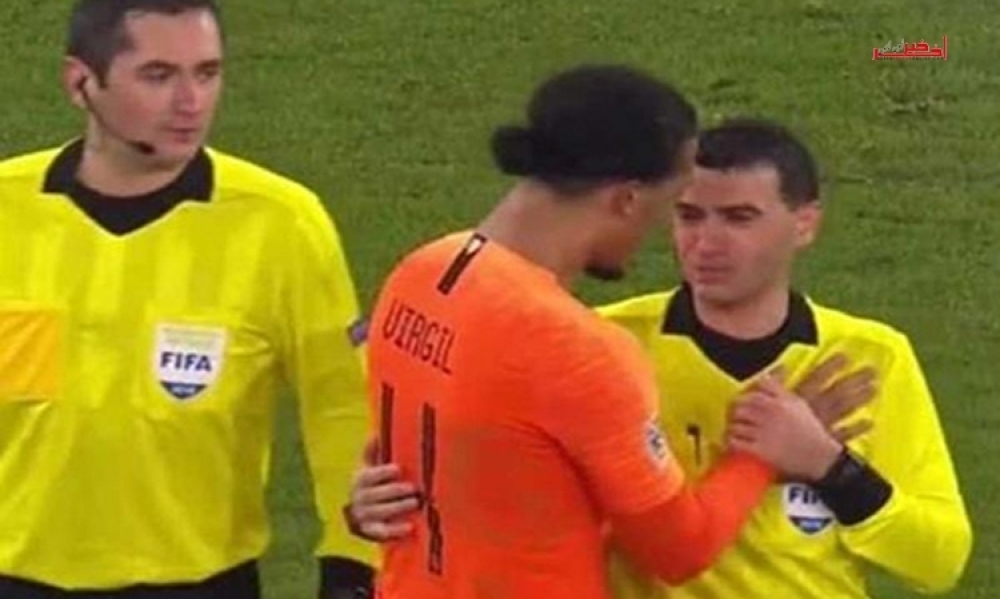 علم بوفاة والدته على الملعب..حكم مباراة هولندا وألمانيا ينهار بالبكاء (فيديو)
