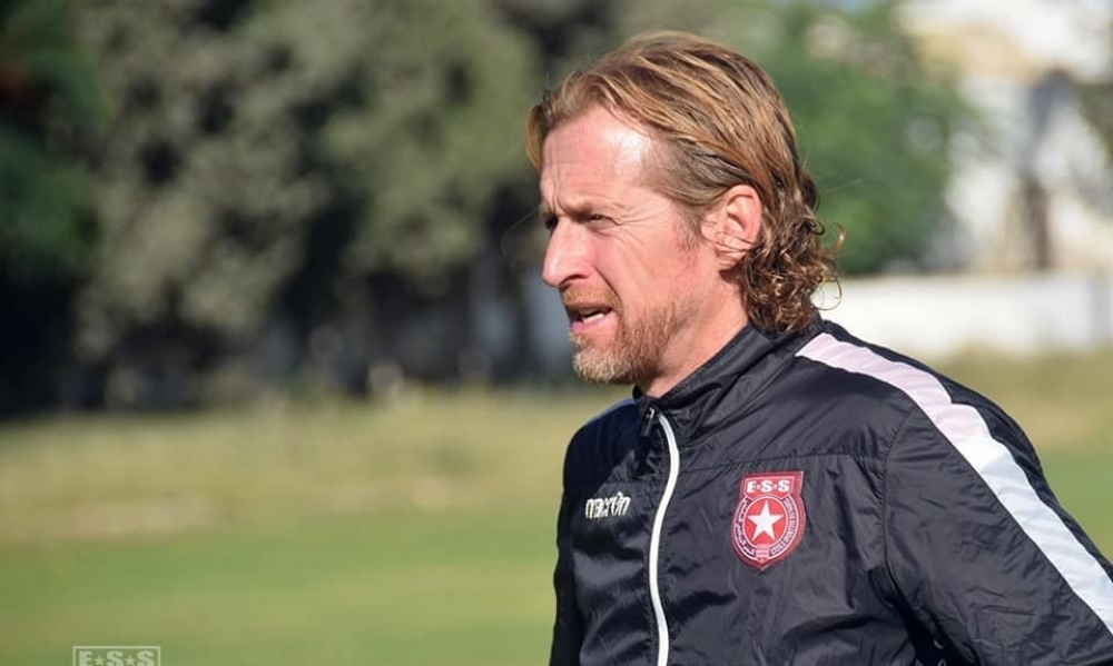 النجم الساحلي: "باتريك دوفيلد" حائز على أعلى درجة تدريب في أوروبا والترويج له كمدرّب "هوكي على العشب" إساءة متعمدة للنادي