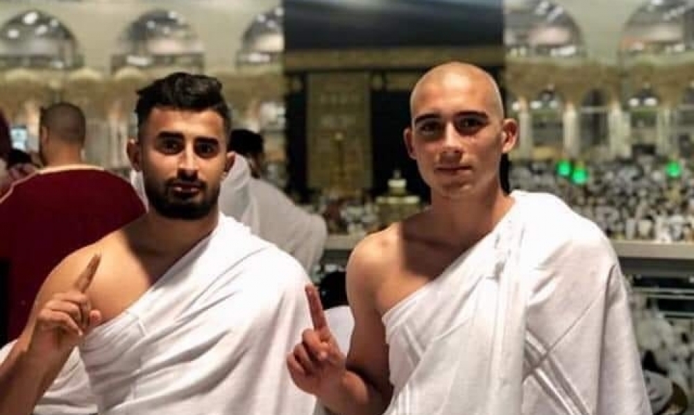 بعد فوزهم وديا على السعودية: لاعبو المنتخب الأولمبي يؤدون مناسك العمرة