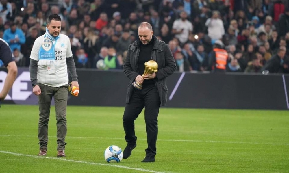 جمال بلماضي يرفع كأس إفريقيا بملعب "فيلودروم" أمام جماهير مرسيليا