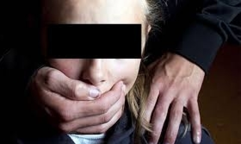 القصرين / اب لثلاثة ابناء يغتصب طفلة 