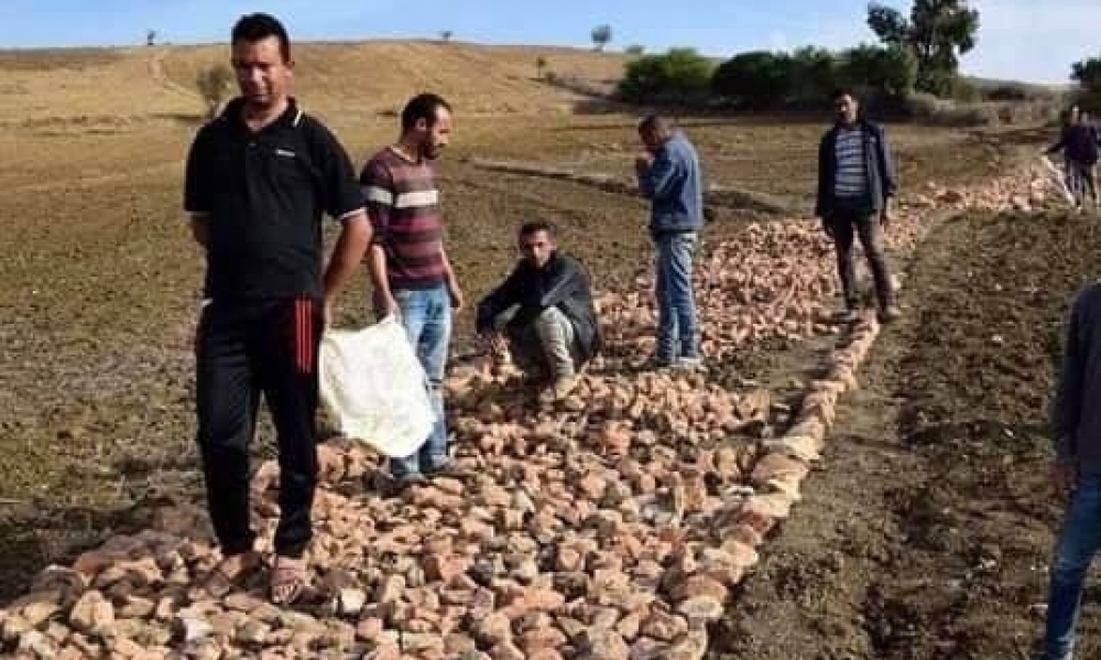 صور / جندوبة : أهالي منطقة بلطة بوعوان يتطوّعون لإنشاء طريقٍ حجري يربط بين المدرسة والبيوت