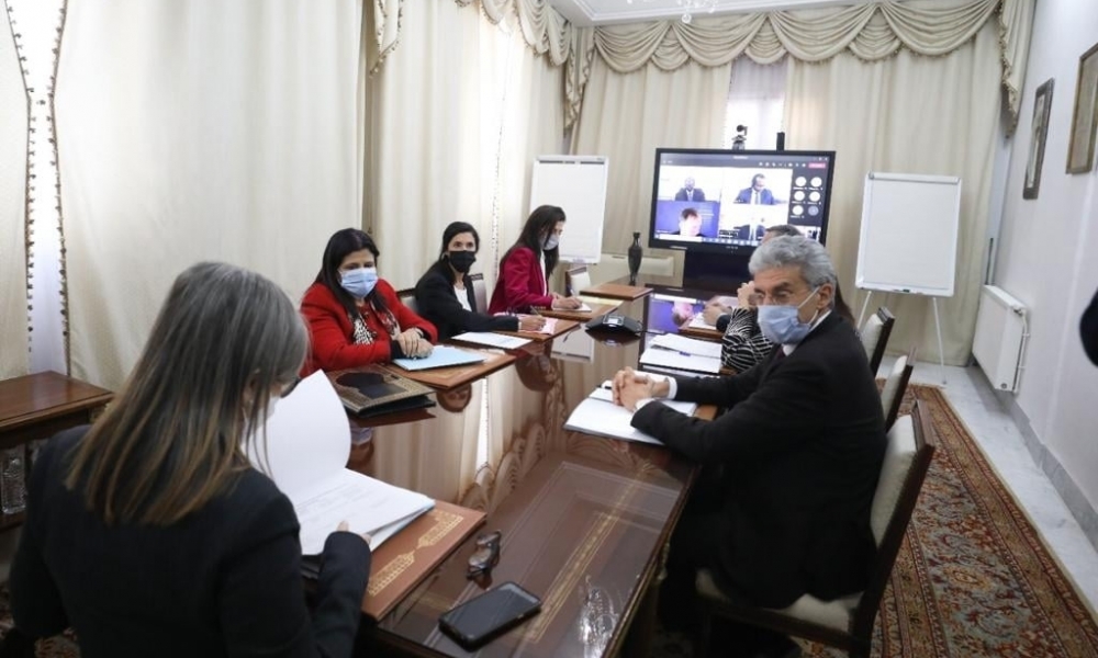 رئيسة الحكومة تتحادث مع فريقٍ من البنك الدولي لمنطقة الشرق الأوسط وشمال إفريقيا