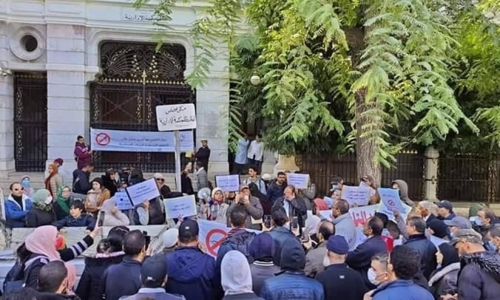 مواطنون يتظاهرون امام المحكمة الإدارية ضد إجبارية الاستظهار بجواز التلقيح