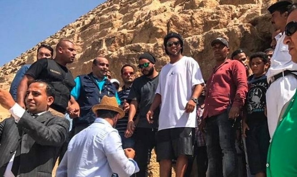 بعد جولته في تونس...رونالدينهو يصل إلى مصر للترويج للسياحة 