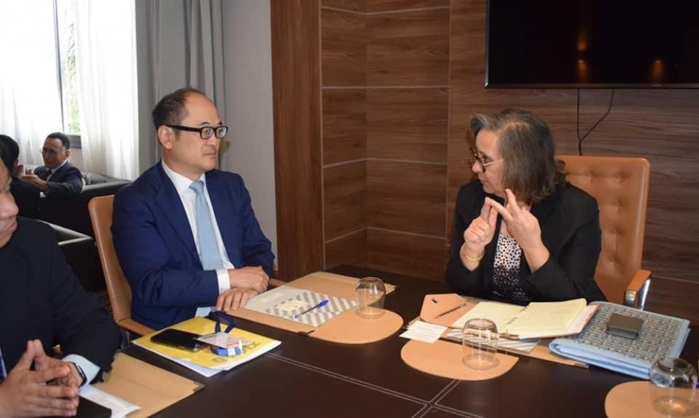 وزيرة الصناعة و المناجم و الطاقة تتحادث مع المدير التنفيذي لشركة ميتسوبيتشي لشمال افريقيا
