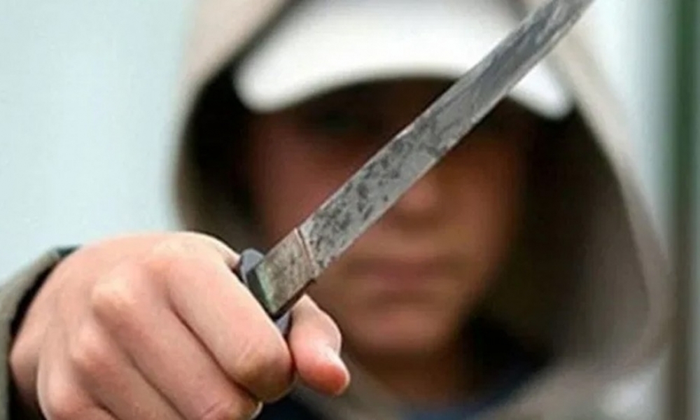 قفصة: تلميذ يعتدي على نفسه وعلى زميلته بآلة حادة