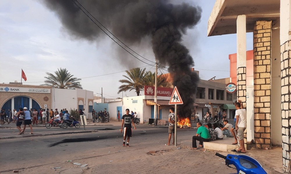 المتلوي على صفيح ساخن... إغلاق كافة منافذ المدينة وإيقاف نقل الفسفاط والجماهير الغاضبة تطالب بإجراءات فورية