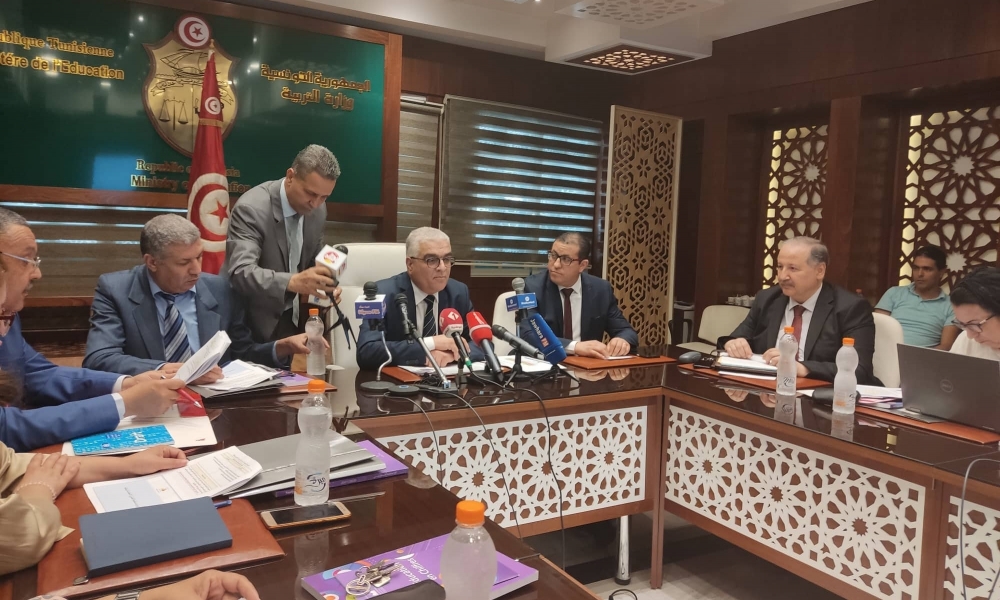 وزير التربية يؤكد القبض على عدد كبير من المجموعات الاجرامية واتخاذ قرار بمنع الهواتف الجوالة بمراكز الامتحانات