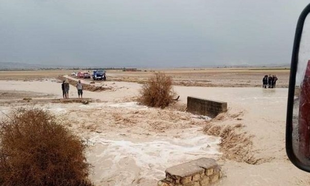 الكاف.. فيضان وادي عميره وانقطاع طريق